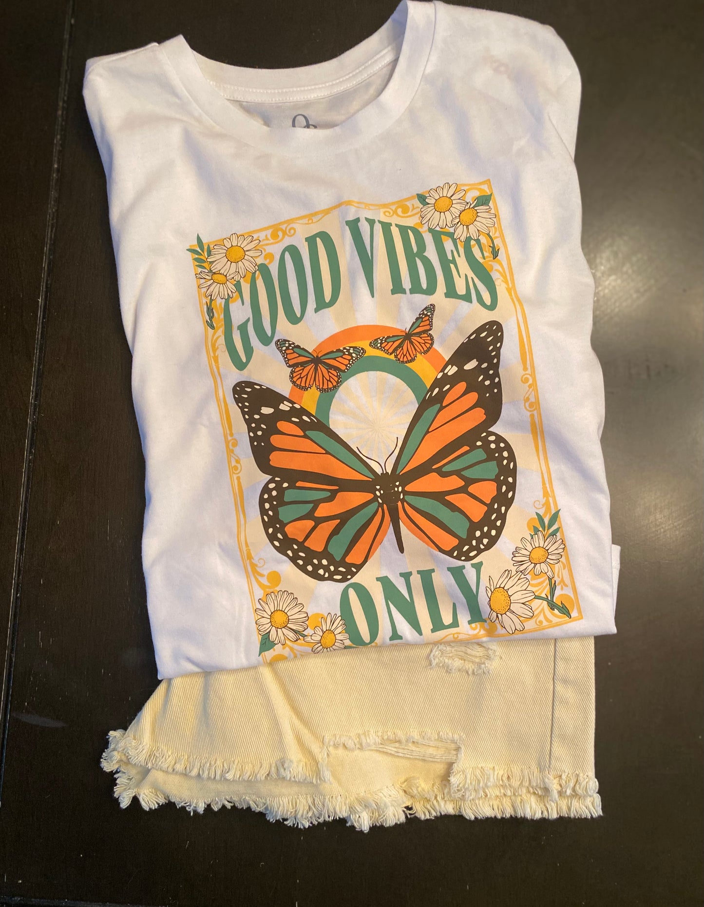 Good Vibes Only Graphic Tee - BEYOUtify Boutique 